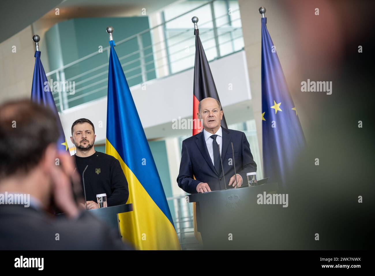 Arbeitsbesuch des Präsidenten der Ukraine a Berlino - il presidente ucraino in visita di lavoro a Berlino - Bundeskanzler Olaf Scholz mit seinem Gast Wolodymyr SelenskyjArbeitsbesuch des Präsidenten der Ukraine a Berlino - il presidente ucraino in visita di lavoro a Berlino - Bundeskanzler Olaf Scholz mit seinem Gast Wolodymyr Selenskyj, Berlin Berlin Deutschland Bundeskanzleramt *** visita di lavoro del presidente dell'Ucraina a Berlino il presidente dell'Ucraina in visita di lavoro al cancelliere federale di Berlino Olaf Scholz con il suo ospite Volodymyr Selenskyj visita di lavoro del presidente di Ukr Foto Stock