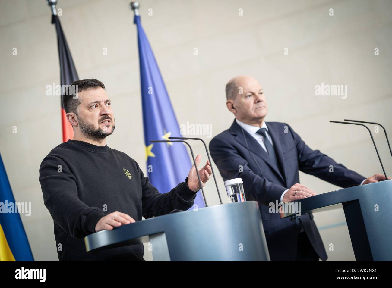 Arbeitsbesuch des Präsidenten der Ukraine a Berlino - il presidente ucraino in visita di lavoro a Berlino - Bundeskanzler Olaf Scholz mit seinem Gast Wolodymyr SelenskyjArbeitsbesuch des Präsidenten der Ukraine a Berlino - il presidente ucraino in visita di lavoro a Berlino - Bundeskanzler Olaf Scholz mit seinem Gast Wolodymyr Selenskyj, Berlin Berlin Deutschland Bundeskanzleramt *** visita di lavoro del presidente dell'Ucraina a Berlino il presidente dell'Ucraina in visita di lavoro al cancelliere federale di Berlino Olaf Scholz con il suo ospite Volodymyr Selenskyj visita di lavoro del presidente di Ukr Foto Stock