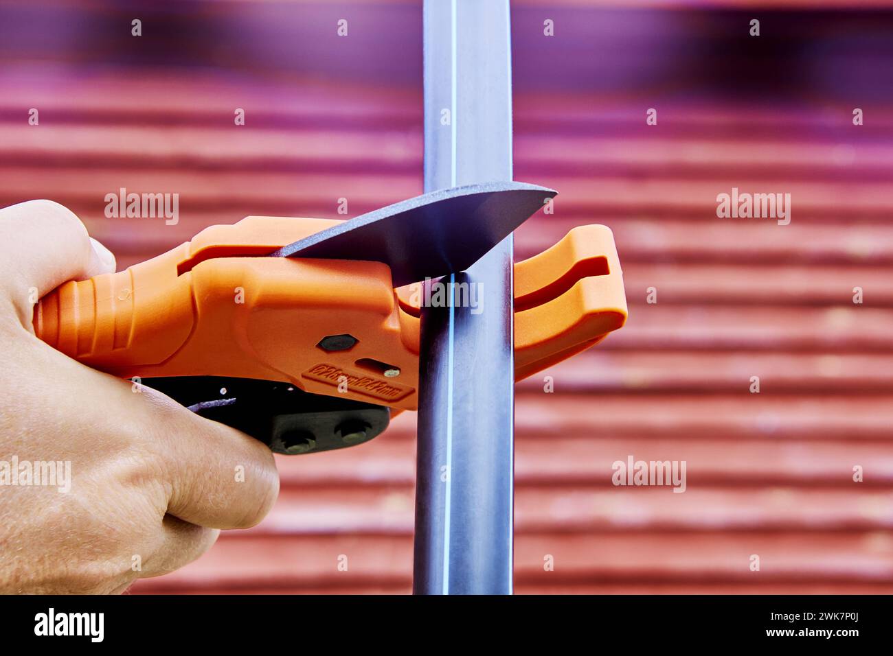 La fresa a forbice per tubi a cricchetto viene utilizzata durante l'installazione di tubi per acqua potabile e di irrigazione, l'idraulico taglia tubi in HDPE. Foto Stock