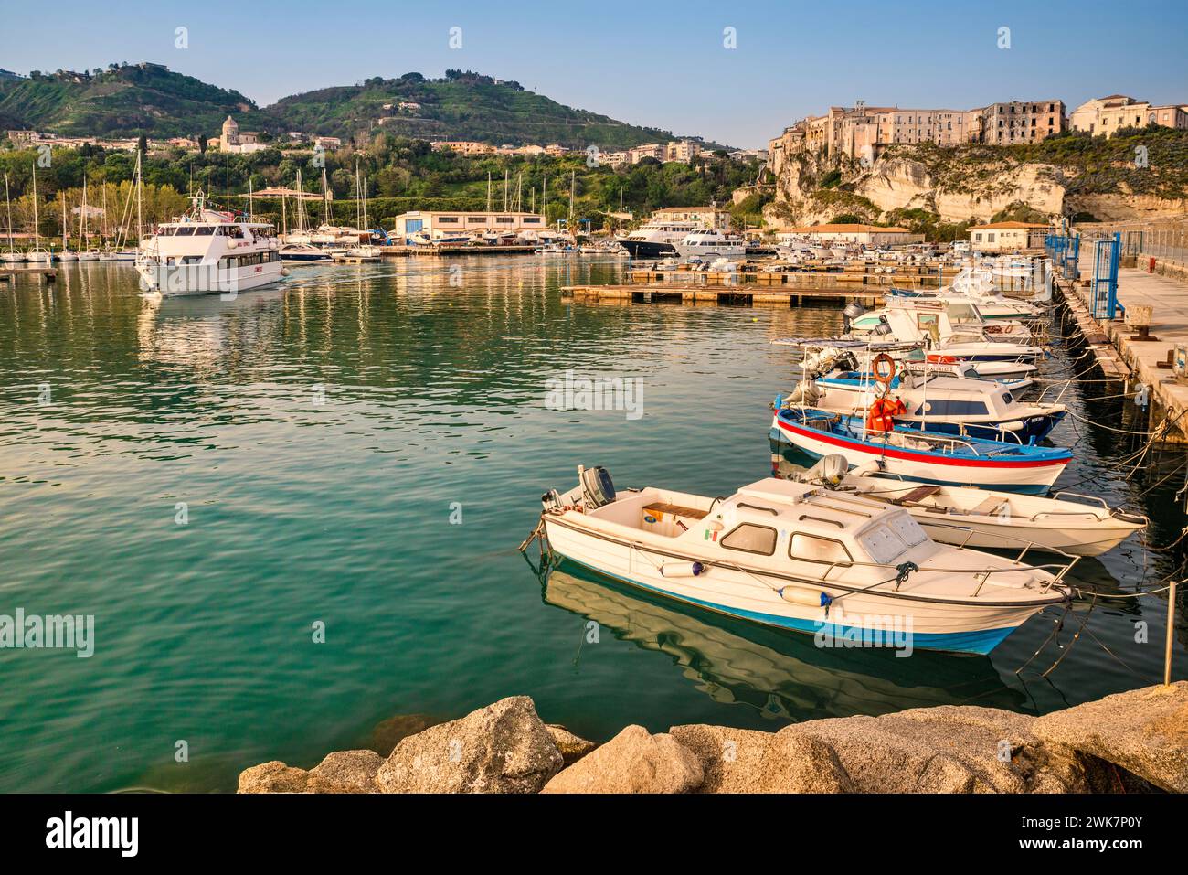 Barche al porticciolo, la mattina presto a Tropea, Calabria, Italia Foto Stock