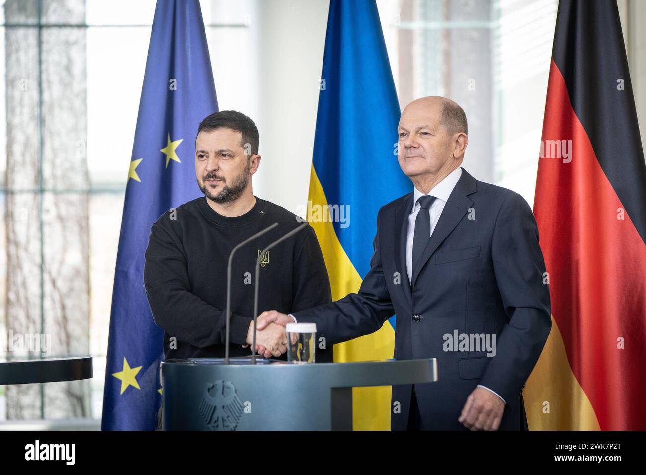 Arbeitsbesuch des Präsidenten der Ukraine a Berlino - il presidente ucraino in visita di lavoro a Berlino - Bundeskanzler Olaf Scholz mit seinem Gast Wolodymyr SelenskyjArbeitsbesuch des Präsidenten der Ukraine a Berlino - il presidente ucraino in visita di lavoro a Berlino - Bundeskanzler Olaf Scholz mit seinem Gast Wolodymyr Selenskyj, Berlin Berlin Deutschland Bundeskanzleramt *** visita di lavoro del presidente dell'Ucraina a Berlino il presidente dell'Ucraina in visita di lavoro al cancelliere federale di Berlino Olaf Scholz con il suo ospite Volodymyr Selenskyj visita di lavoro del presidente di Ukr Foto Stock