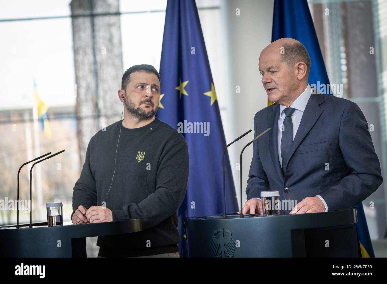 Arbeitsbesuch des Präsidenten der Ukraine a Berlino - il presidente ucraino in visita di lavoro a Berlino - Bundeskanzler Olaf Scholz mit seinem Gast Wolodymyr SelenskyjArbeitsbesuch des Präsidenten der Ukraine a Berlino - il presidente ucraino in visita di lavoro a Berlino - Bundeskanzler Olaf Scholz mit seinem Gast Wolodymyr Selenskyj, Berlin Berlin Deutschland Bundeskanzleramt *** visita di lavoro del presidente dell'Ucraina a Berlino il presidente dell'Ucraina in visita di lavoro al cancelliere federale di Berlino Olaf Scholz con il suo ospite Volodymyr Selenskyj visita di lavoro del presidente di Ukr Foto Stock