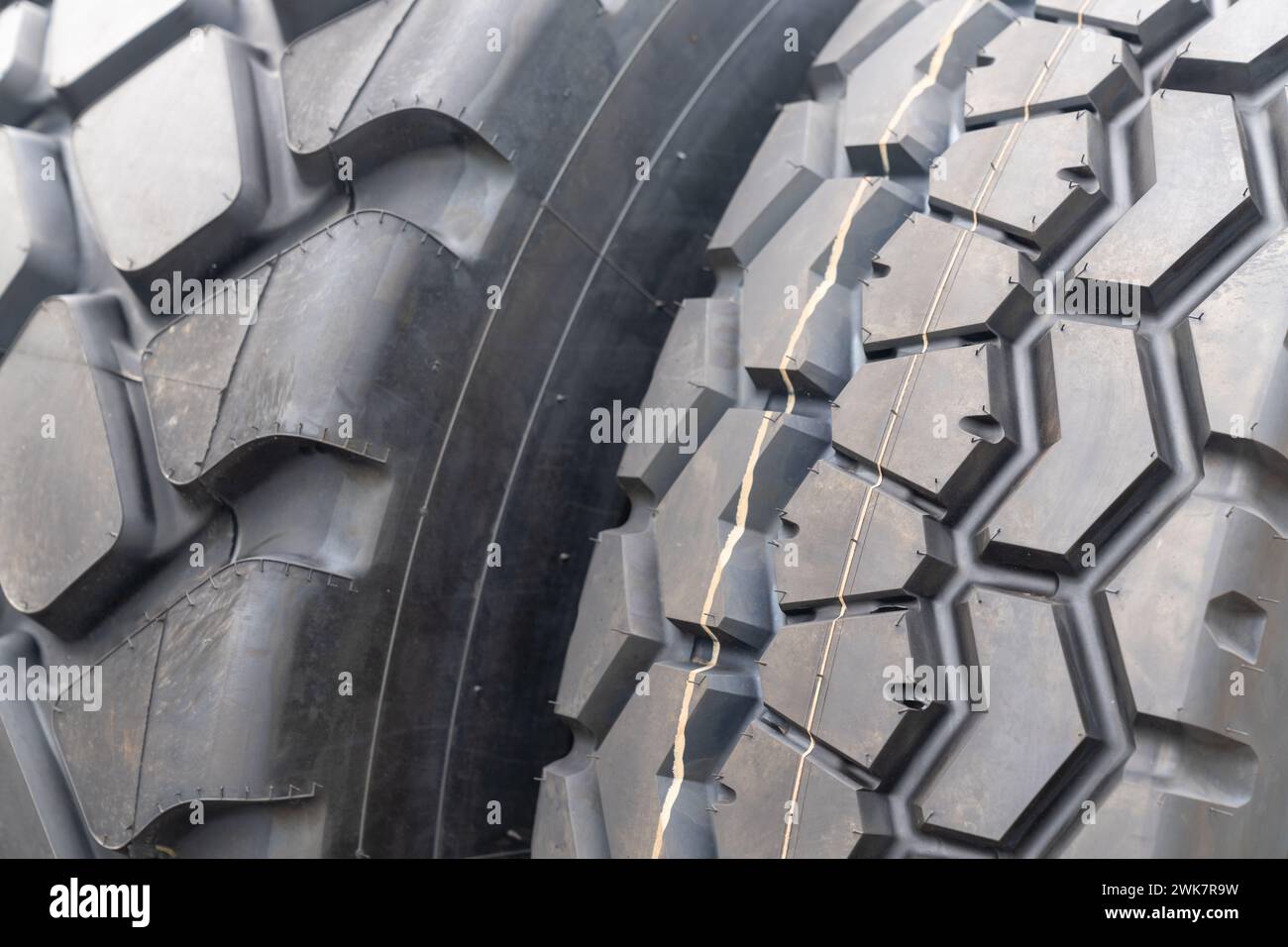 Primo piano del battistrada di uno pneumatico del trattore. Foto Stock