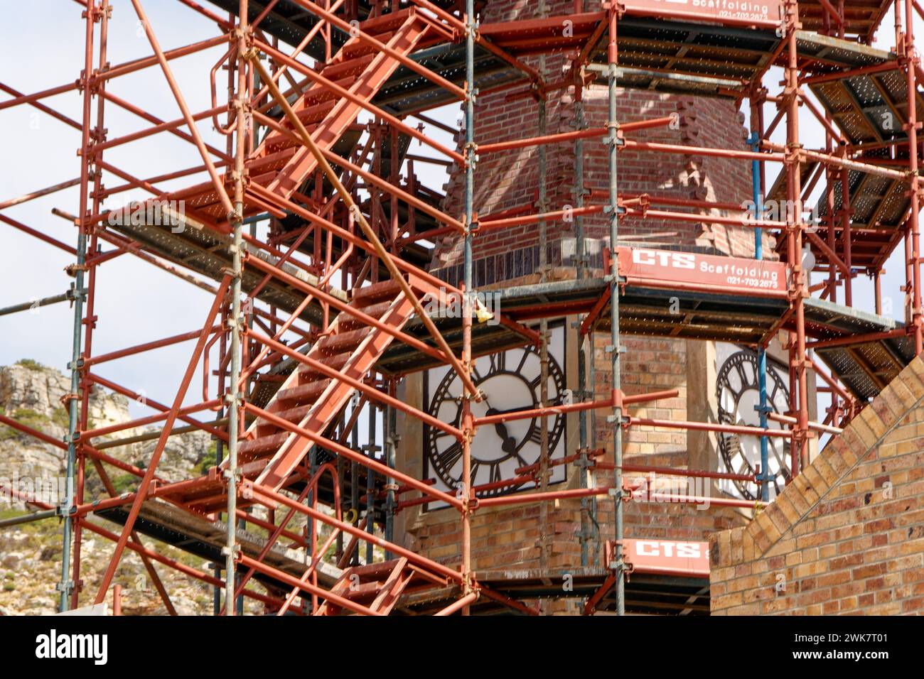 Church Steeple - ponteggio Surround - primo piano di ponteggi 24 ore su 24. Foto Stock