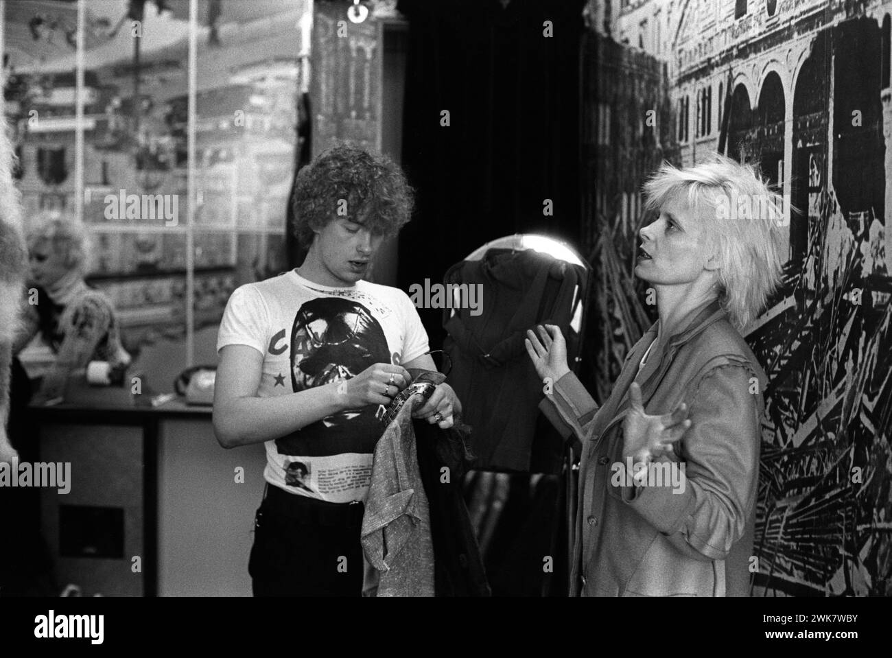 Vivienne Westwood nel suo negozio Seditionaries in Kings Road Chelsea 1970s UK. Sta indossando una giacca Felt Inside Out. Gli assistenti del negozio Michael Collins, che indossano una T-shirt Cambridge Pstust, prodotta dal partner di Westwood Malcolm McLaren un paio di anni prima. Chelsea, Londra, Inghilterra 1977 HOMER SYKES Foto Stock