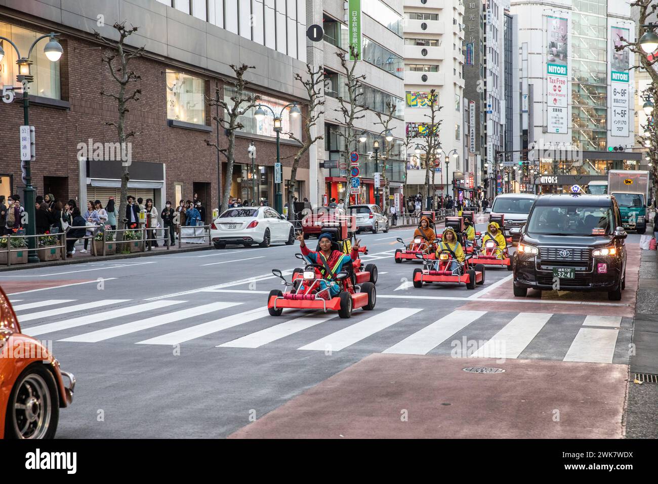 Tour di Street Kart in go speed kart per le strade di Shibuya a Tokyo, aprile 2023, divertimento ed emozioni, Giappone, Asia Foto Stock