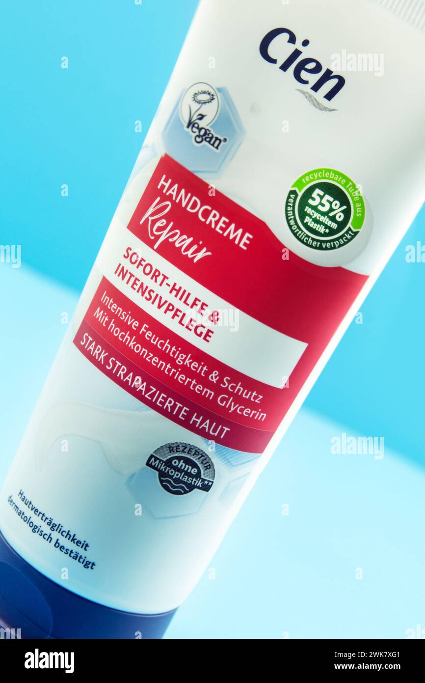 Amburgo, Germania - 17 febbraio 2024: Riparazione cien crema mani vegan su sfondo blu Foto Stock