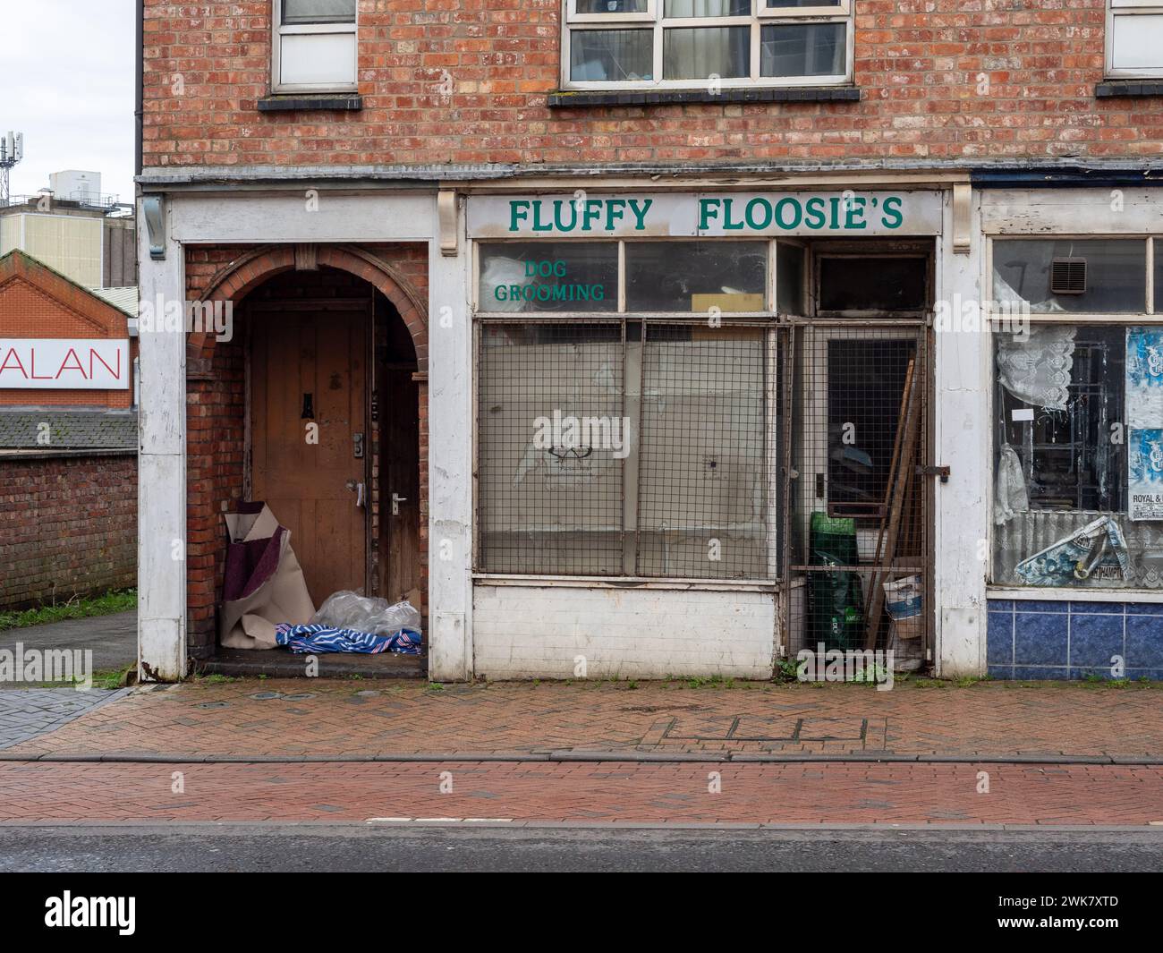 Negozio di derelict, Victoria St, Wellingborough, Regno Unito; ex soffice salottino per cani Floozies. Foto Stock