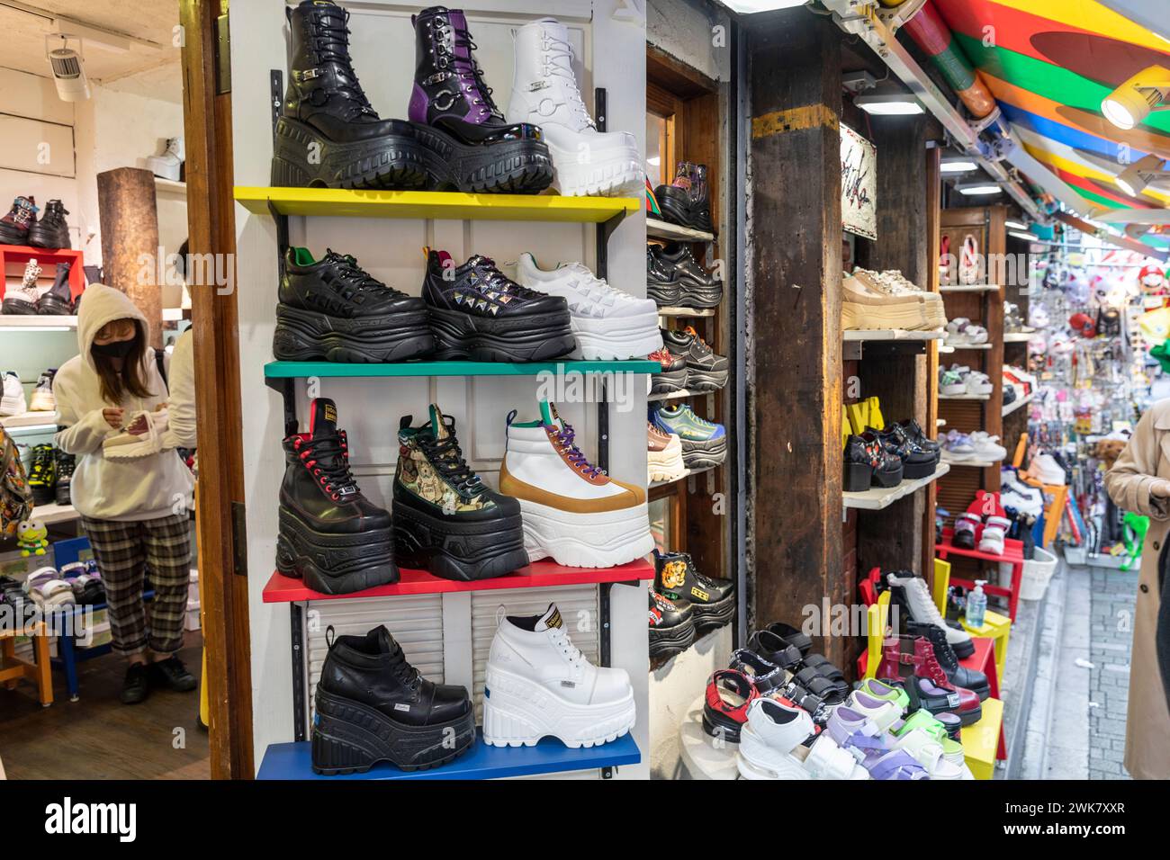 Negozio di scarpe giapponese, negozio di scarpe e stivali alla moda e moderni ad Harajuku, Tokyo, Giappone, Asia, 2023 Foto Stock