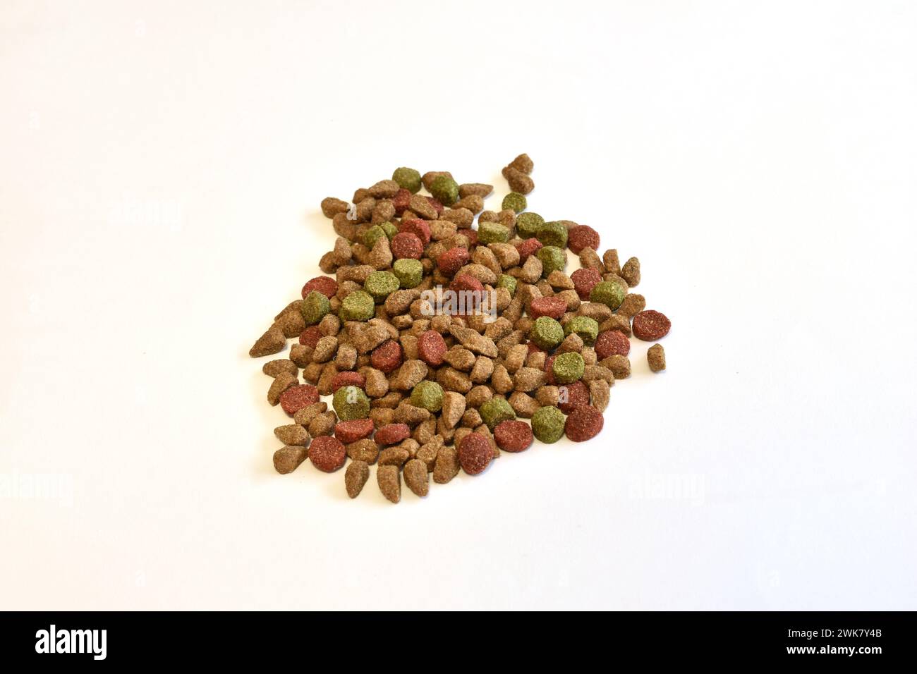 C'è una pila di pezzi di cibo per gatti su sfondo bianco. Foto Stock