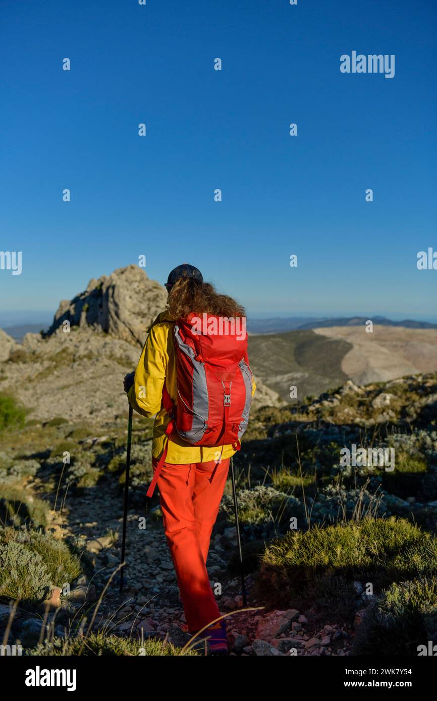 Una donna che fa un'escursione sulle montagne della Costa Blanca, Alicante, Spagna - foto di scorta Foto Stock