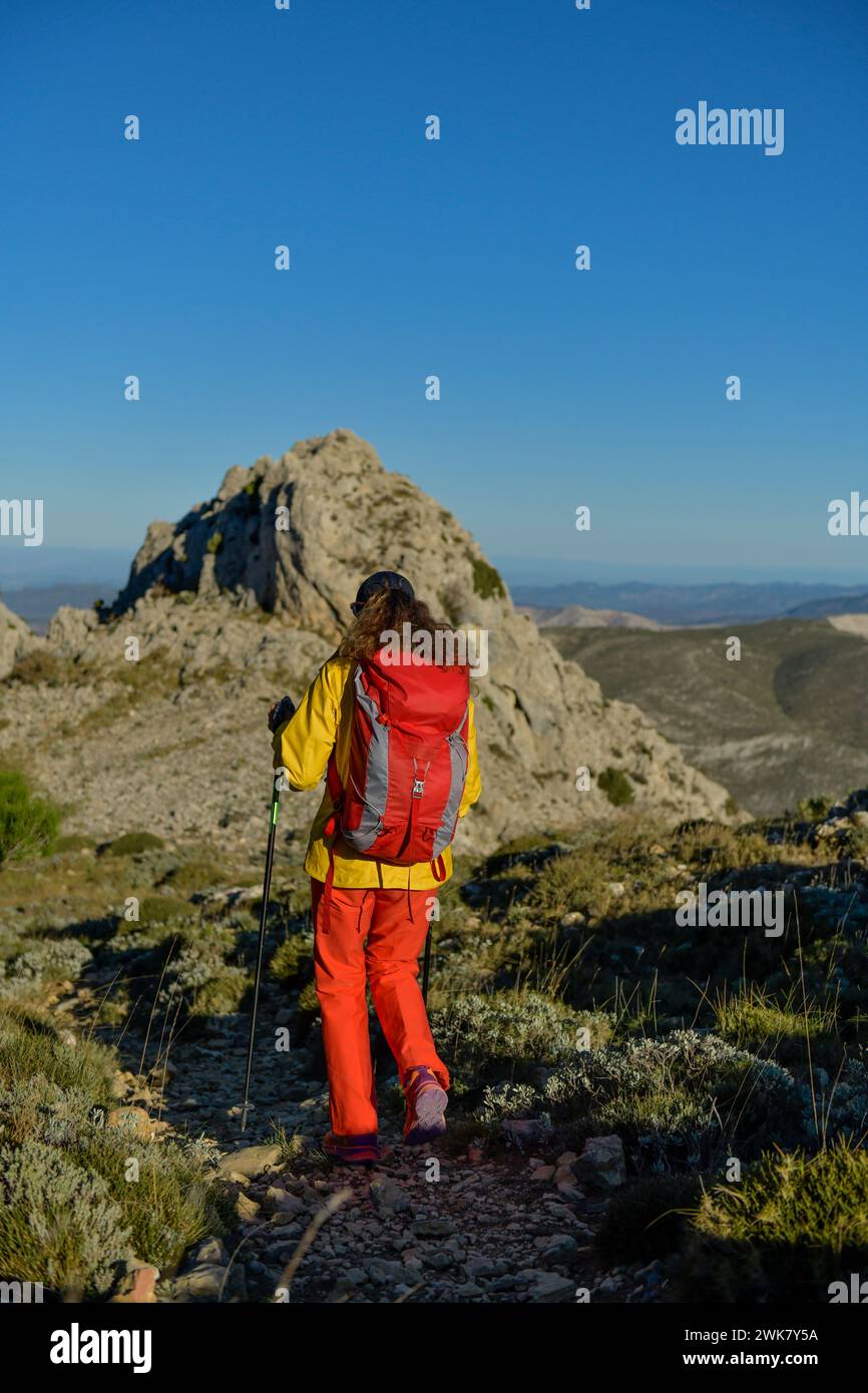 Una donna che fa un'escursione sulle montagne della Costa Blanca, Alicante, Spagna - foto di scorta Foto Stock