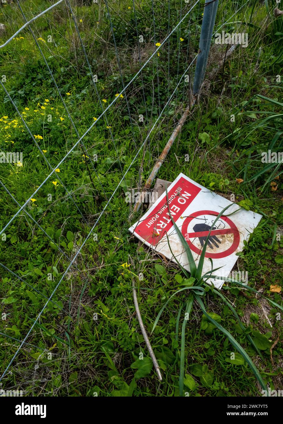 segnale di avvertenza di non toccare una recinzione elettrica, "Nessuna entrata" Foto Stock