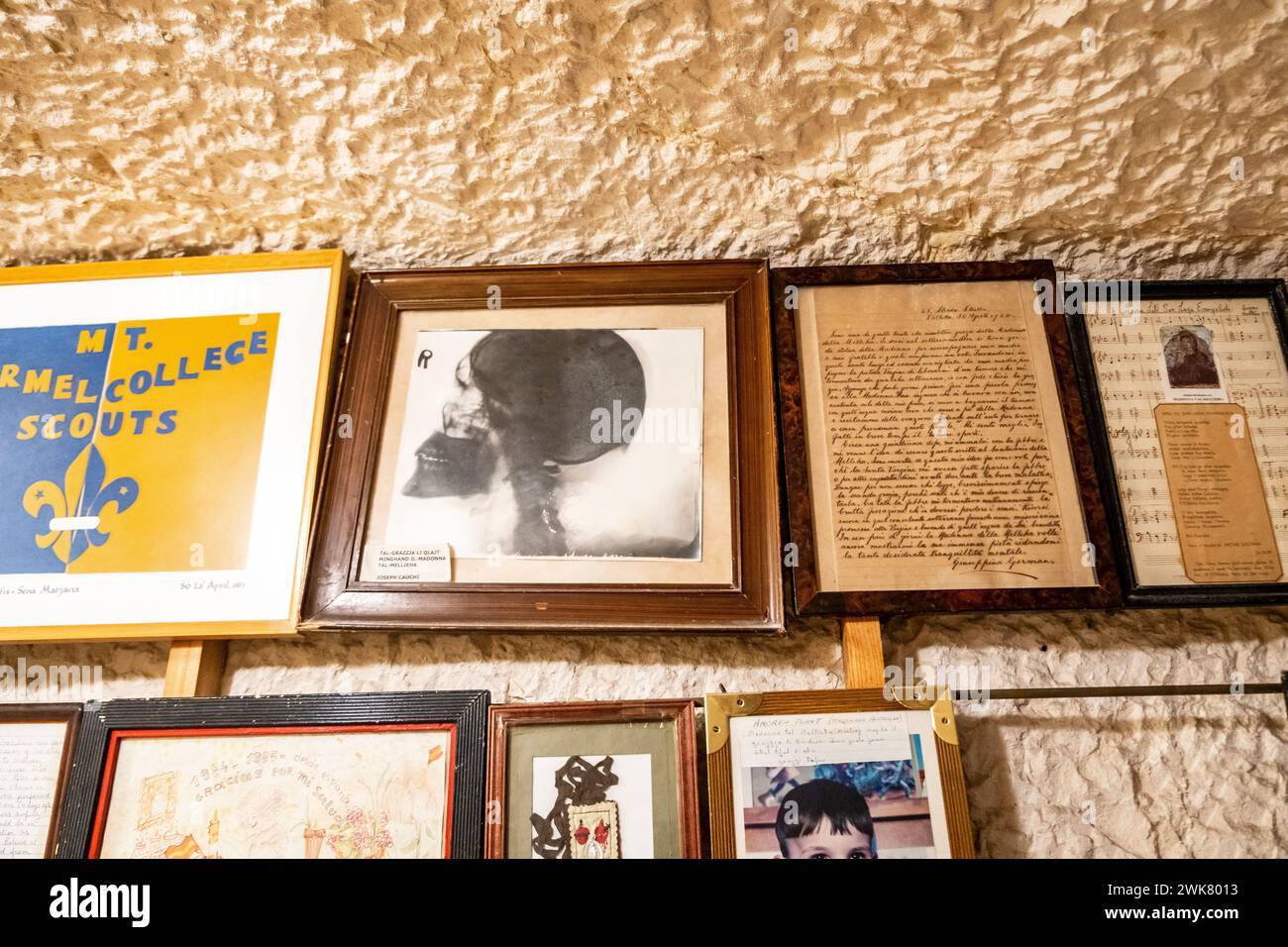 Lettere di ringraziamento ex voto al santuario mariano di Mellieha, Malta Foto Stock