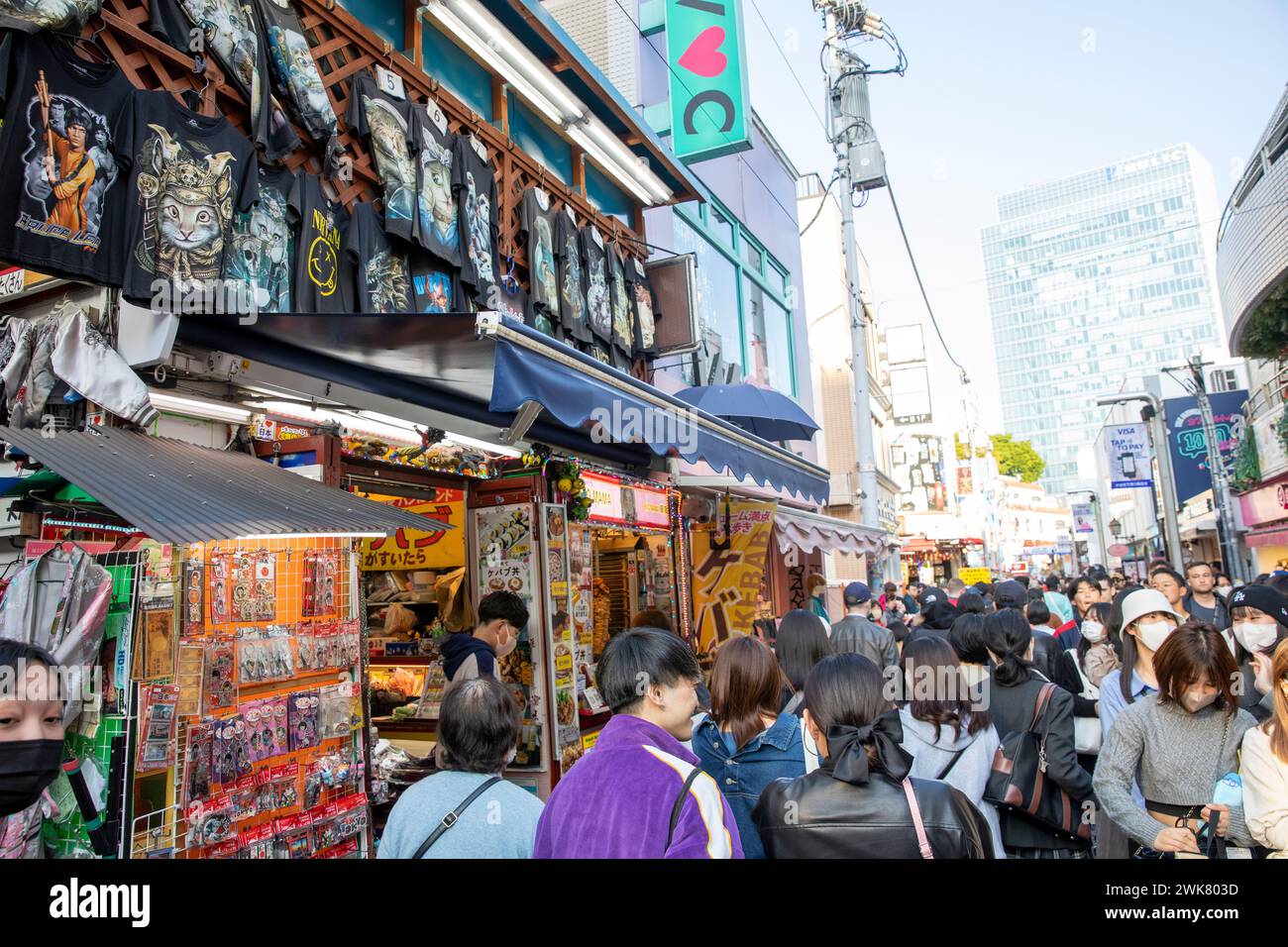 Quartiere Harajuku a Shibuya, Tokyo e la sua famosa via dello shopping Takeshita Dori, dove esistono la cultura giovanile giapponese e negozi alla moda, Giappone, Asia, 2023 Foto Stock