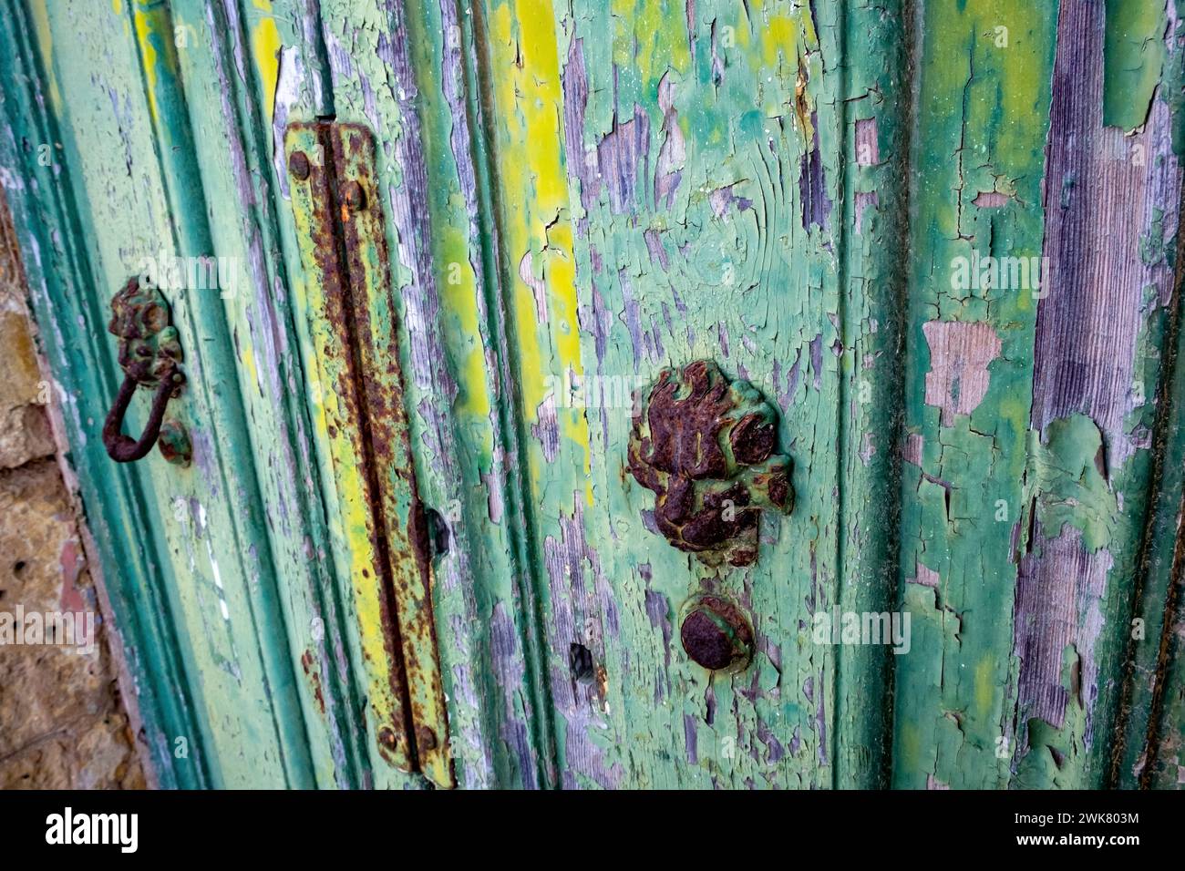 Vernice sfaldante su una vecchia porta di legno a Malta Foto Stock