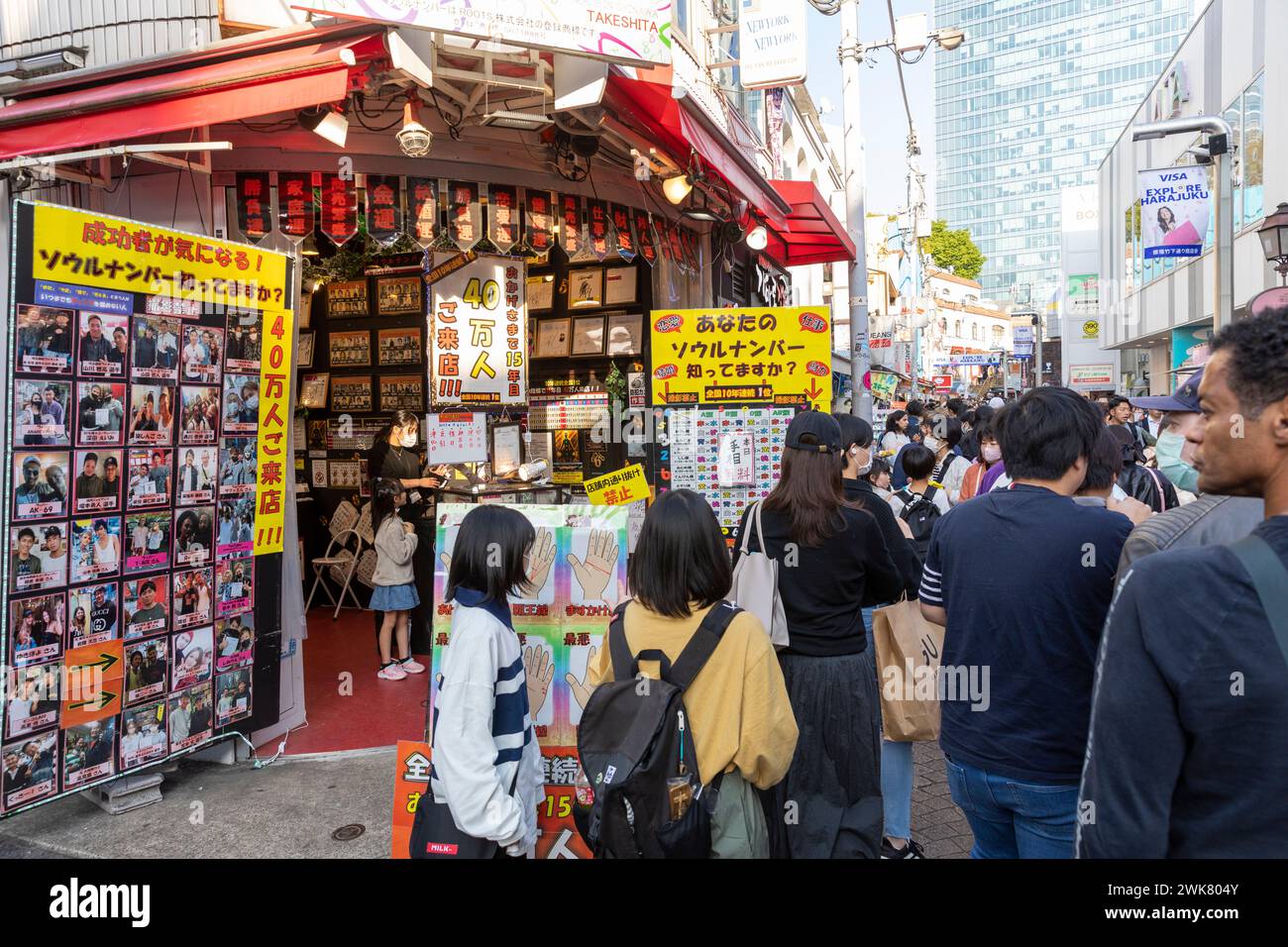 Quartiere Harajuku a Shibuya, Tokyo e la sua famosa via dello shopping Takeshita Dori, dove esistono la cultura giovanile giapponese e negozi alla moda, Giappone, Asia, 2023 Foto Stock