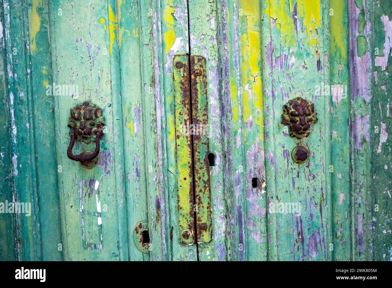 Vernice sfaldante su una vecchia porta di legno a Malta Foto Stock