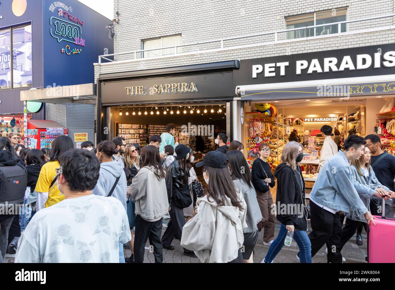 Quartiere Harajuku a Shibuya, Tokyo e la sua famosa via dello shopping Takeshita Dori, dove esistono la cultura giovanile giapponese e negozi alla moda, Giappone, Asia, 2023 Foto Stock