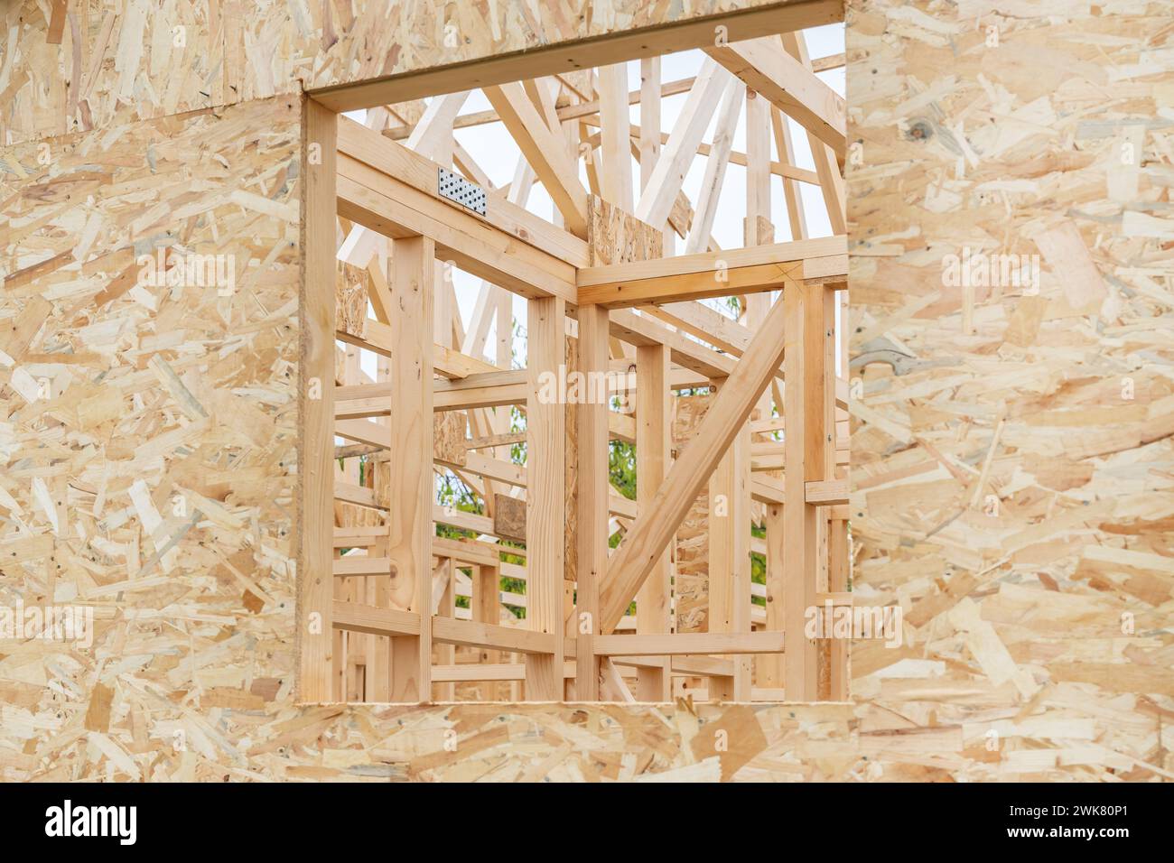 Cantiere di case in legno prefabbricate, travi in legno e pannelli in trucioli di legno, messa a fuoco selettiva Foto Stock