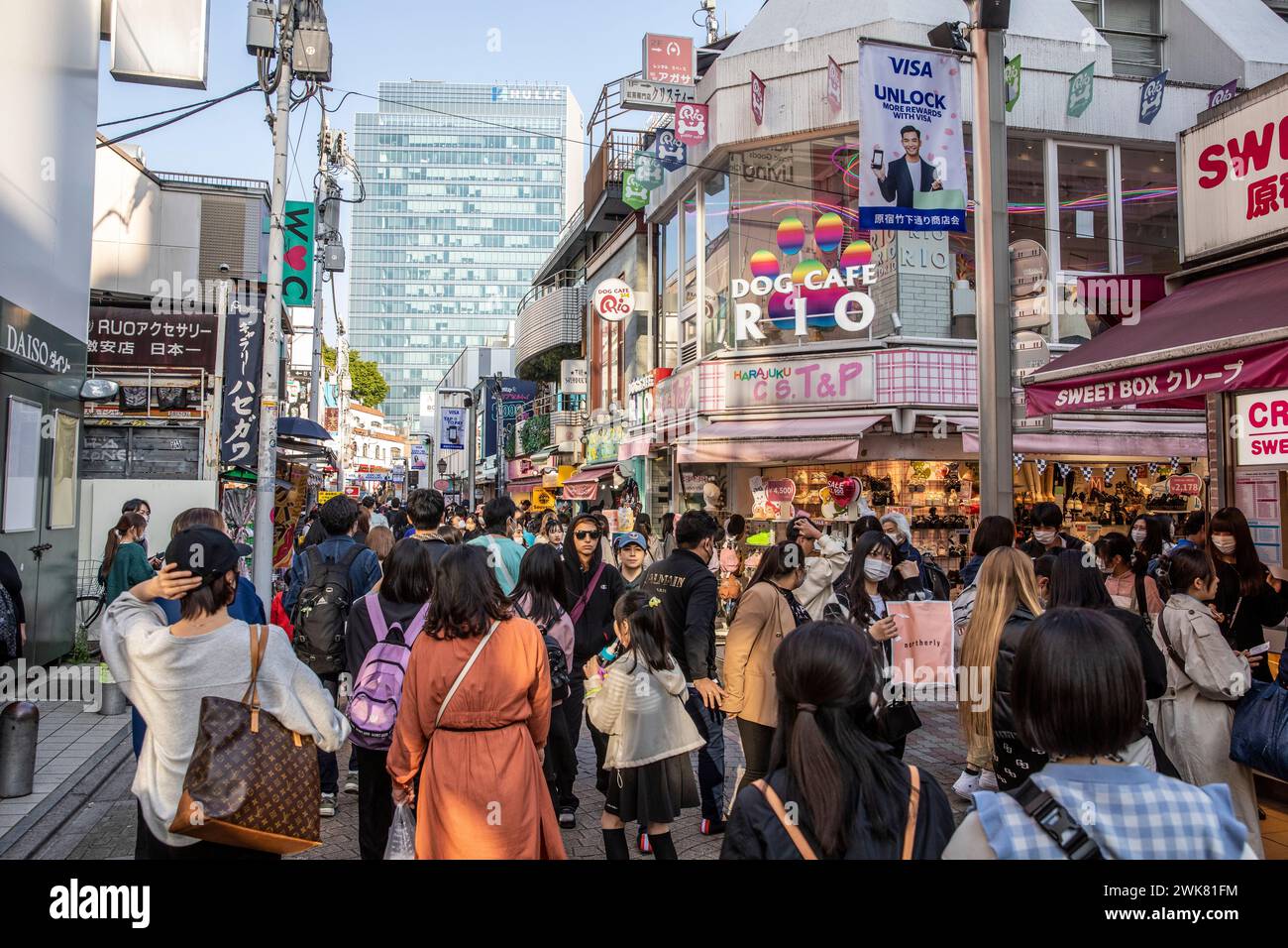 Quartiere Harajuku a Shibuya, Tokyo e la sua famosa via dello shopping Takeshita Dori, dove esistono la cultura giovanile giapponese e negozi alla moda, Giappone, Asia, 2023 Foto Stock