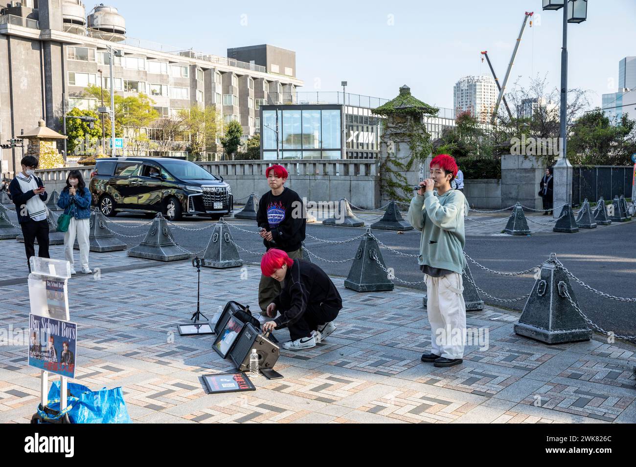 Tokyo Japan, spettacolo di strada di adolescenti, ragazzi giapponesi con i capelli rossi tinti pronti a suonare la musica cantano per strada ad Harajuku, Tokyo, Giappone Foto Stock