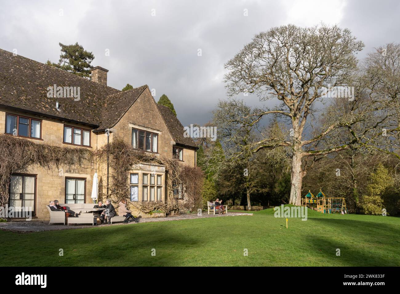 Colesbourne Park, vista della casa e del giardino nelle Cotswolds, Gloucestershire, Inghilterra, Regno Unito, durante il mese di febbraio Foto Stock
