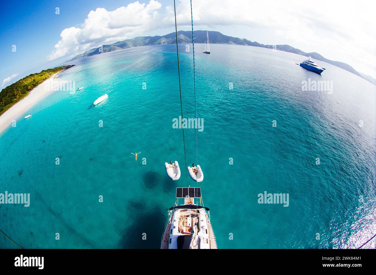 Vista aerea fisheye della parte posteriore di una barca con atterraggio sullo sfondo Foto Stock