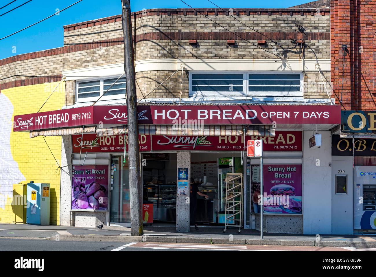 Il Sunny Hot Bread Shop di Gladesville, Sydney, Australia. Il termine "pane caldo" si riferisce al pane bianco francese cotto ogni giorno, spesso venduto nei negozi Foto Stock