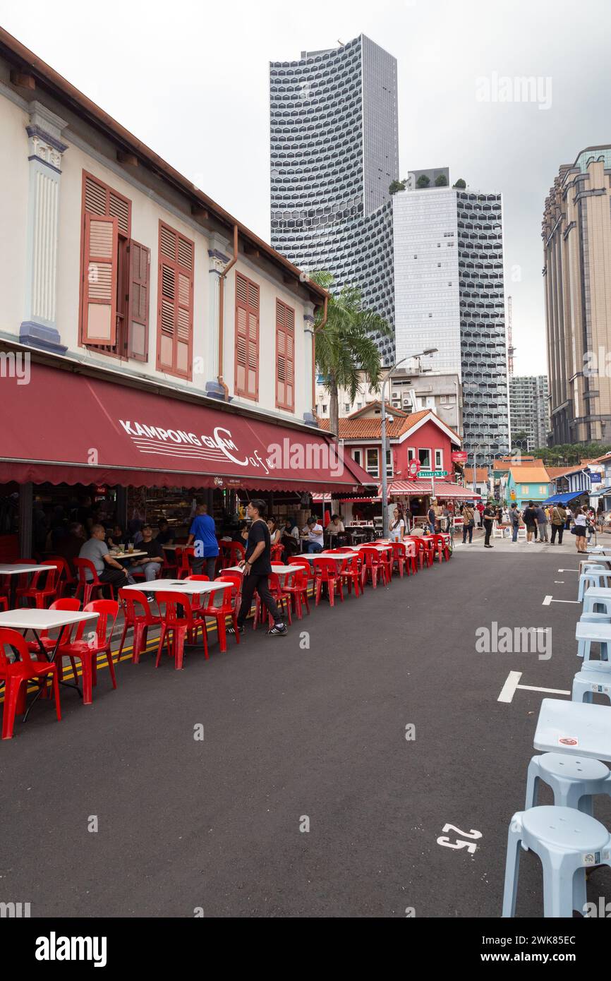 Sedie e tavoli sulla strada, dei caffè locali a Kampong Glam Foto Stock