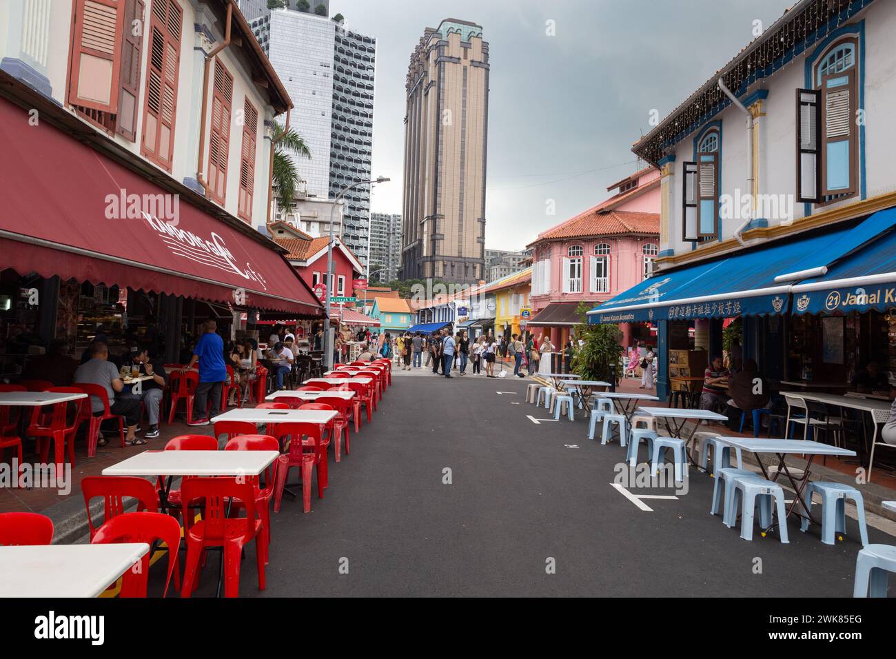 Sedie e tavoli sulla strada, dei caffè locali a Kampong Glam Foto Stock