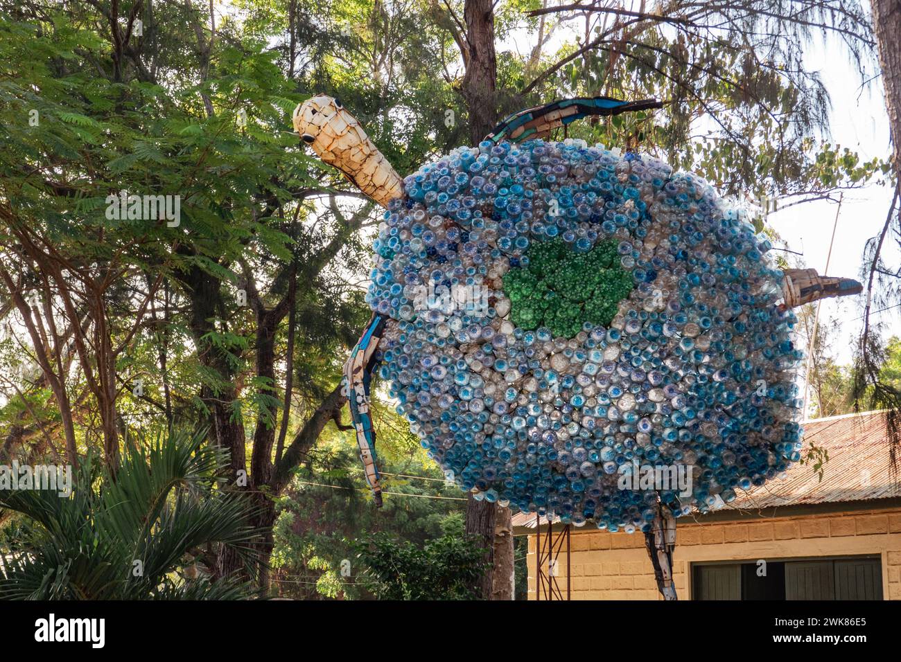 Una tartaruga fatta di bottiglie di plastica nel Parco Nazionale Marino di Malindi in Kenya Foto Stock