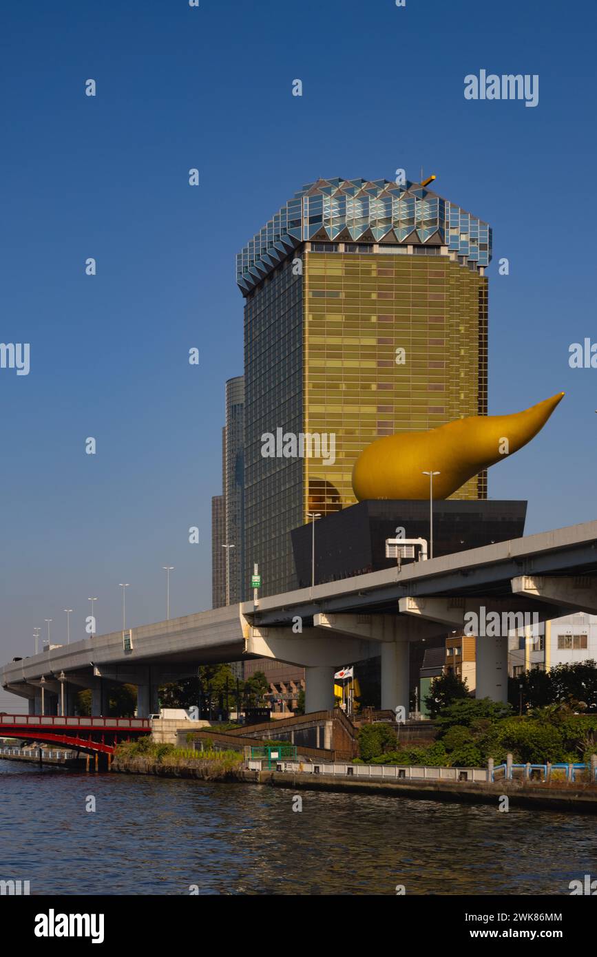 La birreria Asahi si trova sulla riva orientale del fiume Sumida Foto Stock
