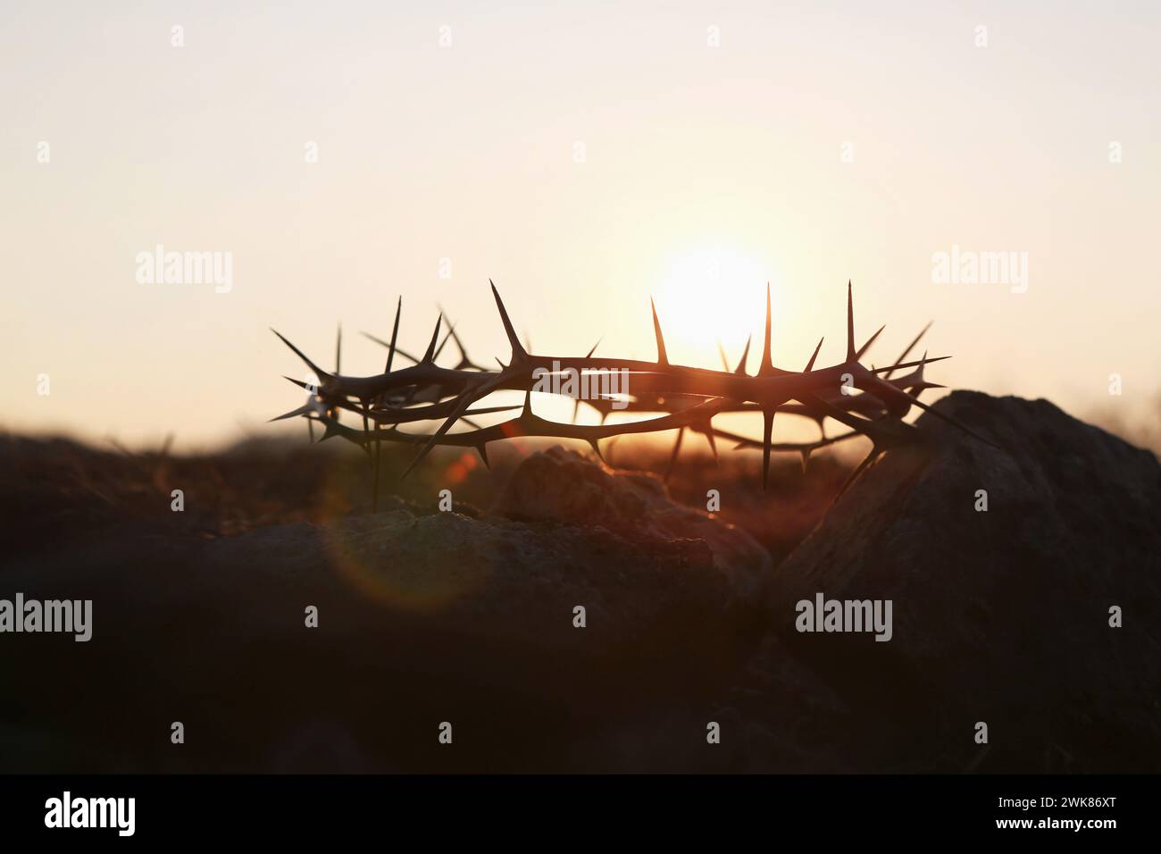 Collina del Calvario Croce del Golgota di Gesù Cristo corona di spine che simboleggia la passione e la sofferenza sagoma, ha prestato lo sfondo pasquale Foto Stock