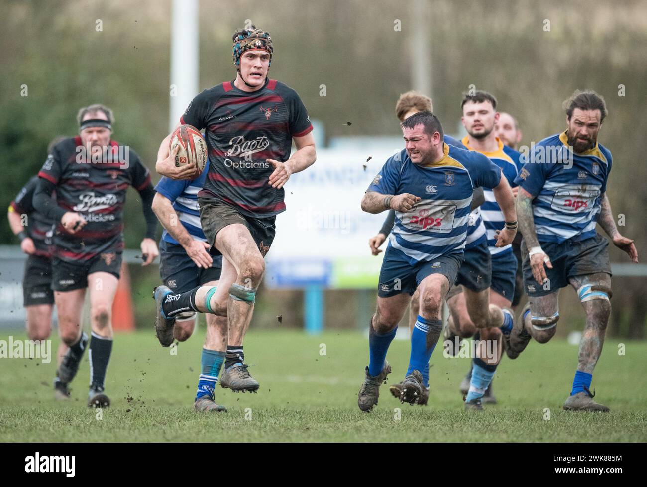 Giocatori di rugby union amatoriali di sesso maschile che giocano a rugby e a corsa con la palla di rugby. Foto Stock