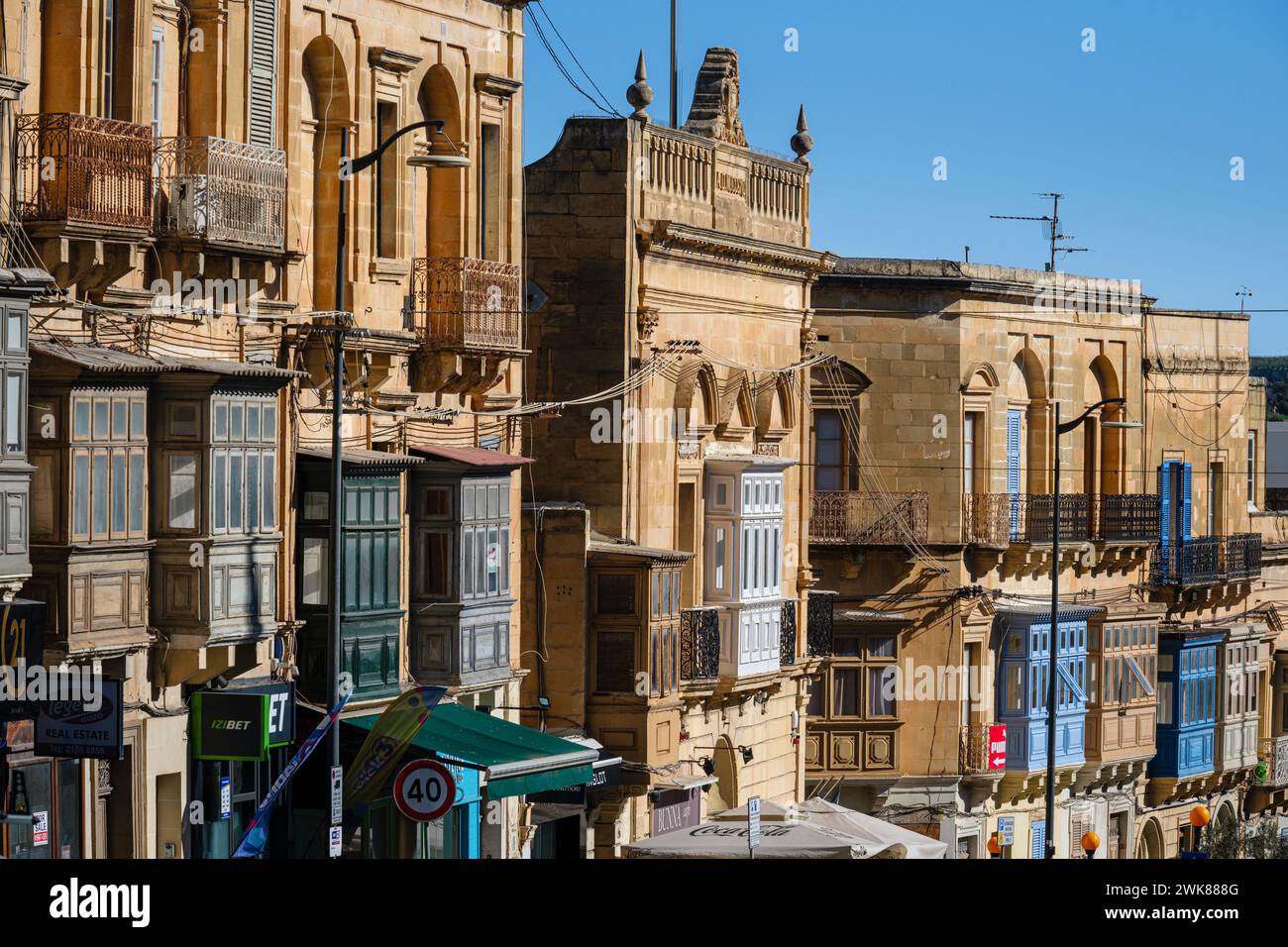 Edifici a Triq ir-Republika, la strada principale di Victoria, Gozo, Malta Foto Stock