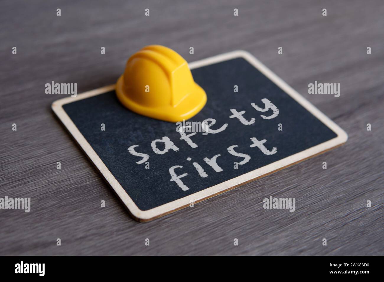 Elmetto giallo e lavagna con testo di SICUREZZA. Foto Stock