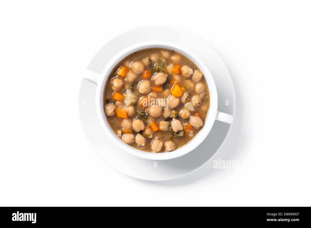 Zuppa di ceci con verdure in un recipiente isolato su sfondo bianco Foto Stock