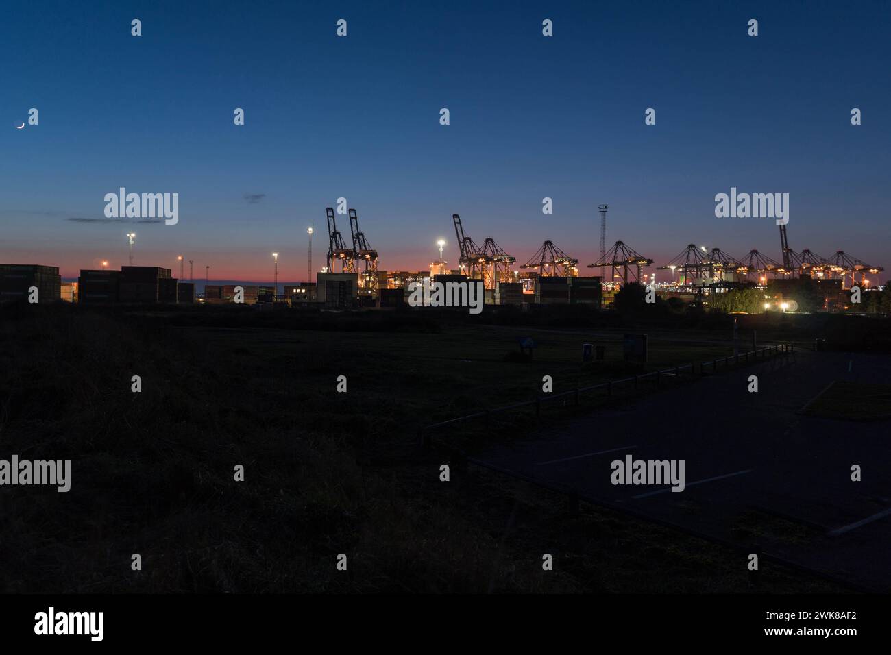 Durante la notte, sorvolando una gru Felixstowe Dock illuminata, Suffolk, Inghilterra, Regno Unito. Febbraio 2024 Foto Stock