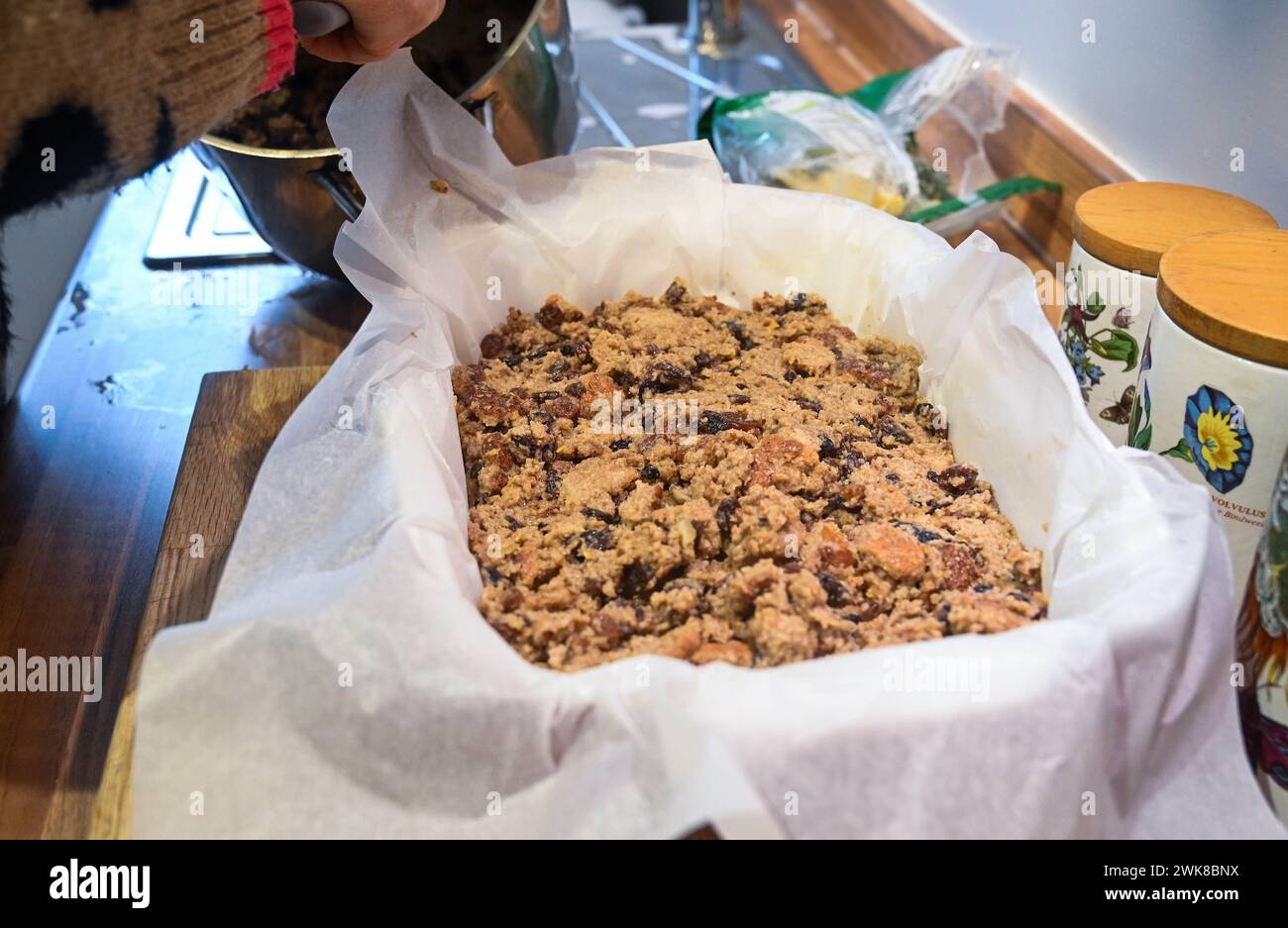 Preparare il tradizionale budino di pane in casa nel Regno Unito con pane e panna raffinate Foto Stock
