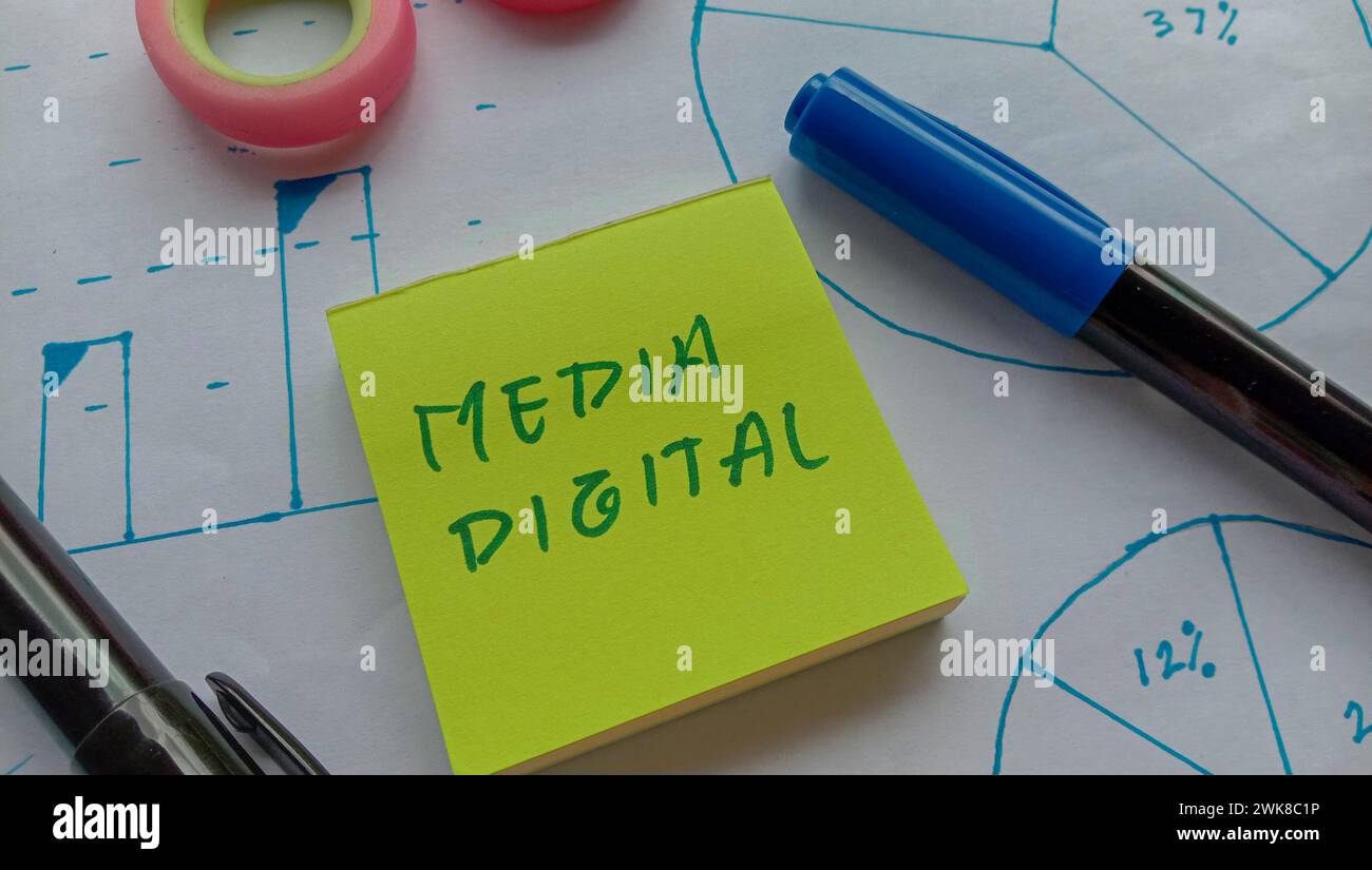 Foto con tema aziendale con il testo "MEDIA DIGITAL" Foto Stock