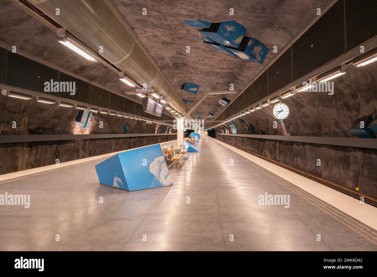 La metropolitana, la metropolitana, la linea della metropolitana di Stoccolma, Solna Strand fermano sulla linea blu, con la sua famosa arte delle nuvole. Foto Stock