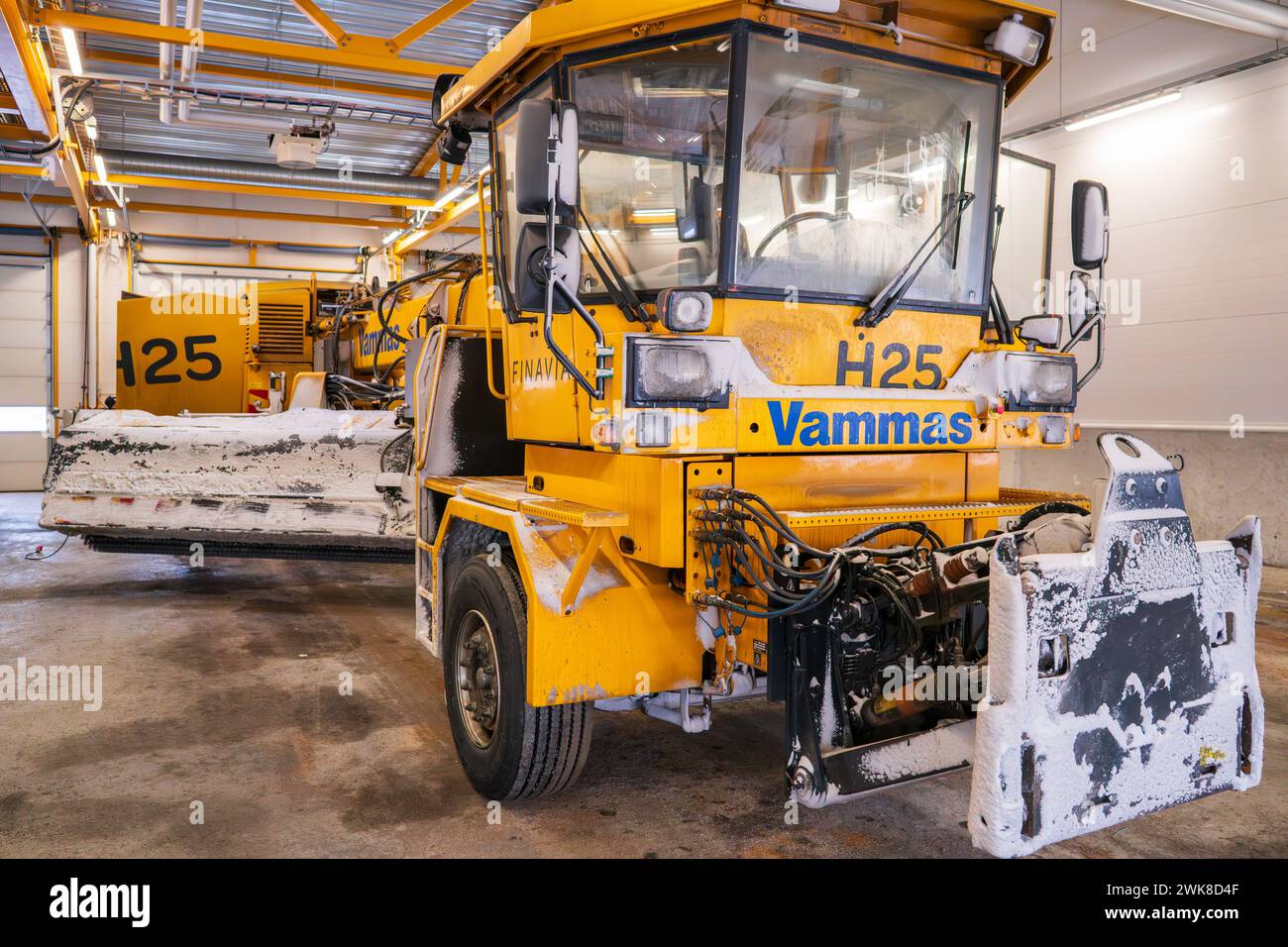 Veicolo innevato negli aeroporti di Finavia, la macchina Vammas PSB 5500 (aratro, spazzatura, soffiaggio), nel suo hangar dopo essere stata in aeroporto. Foto Stock Veicolo innevato negli aeroporti di Finavia, la macchina Vammas PSB 5500 (aratro, spazzatura, soffiaggio), nel suo hangar dopo essere stata in aeroporto. Foto Stock