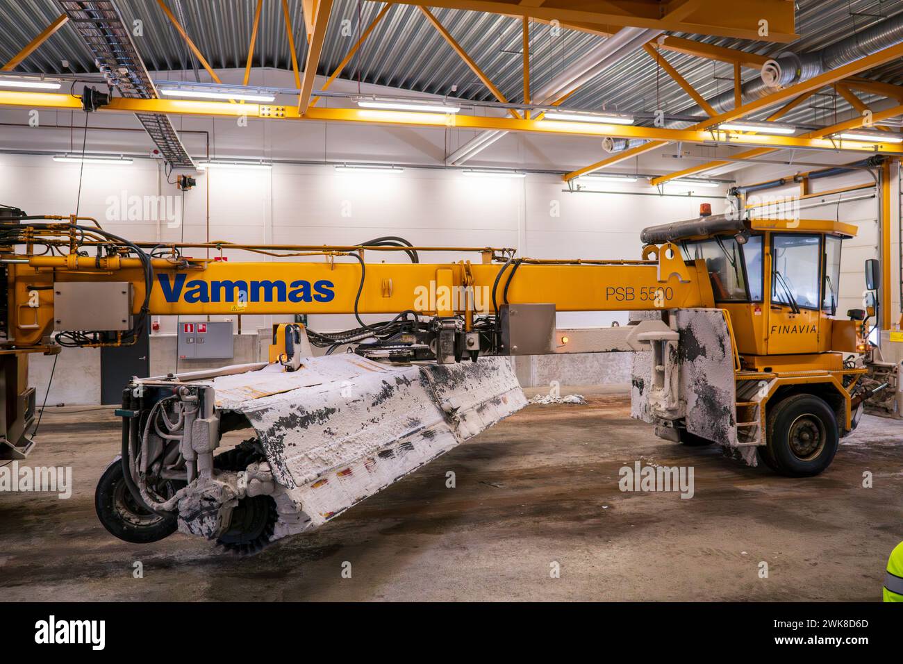 Veicolo innevato negli aeroporti di Finavia, la macchina Vammas PSB 5500 (aratro, spazzatura, soffiaggio), nel suo hangar dopo essere stata in aeroporto. Foto Stock Veicolo innevato negli aeroporti di Finavia, la macchina Vammas PSB 5500 (aratro, spazzatura, soffiaggio), nel suo hangar dopo essere stata in aeroporto. Foto Stock