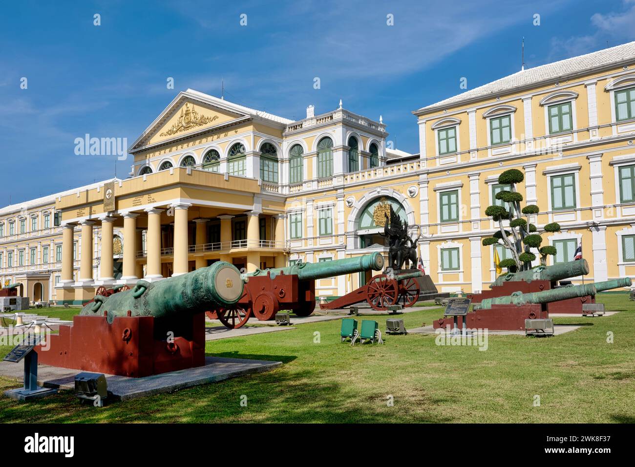 Edificio del XIX secolo che ospita il Ministero della difesa della Thailandia, situato a Phra Nakhon, Bangkok, Thailandia, con cannoni storici di fronte Foto Stock