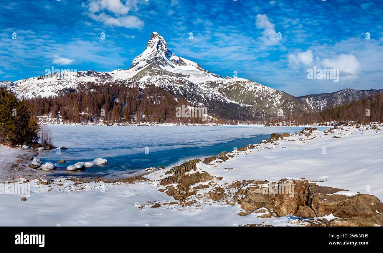 Il Cervino al confine tra Svizzera e Italia nelle Alpi europee. Foto Stock