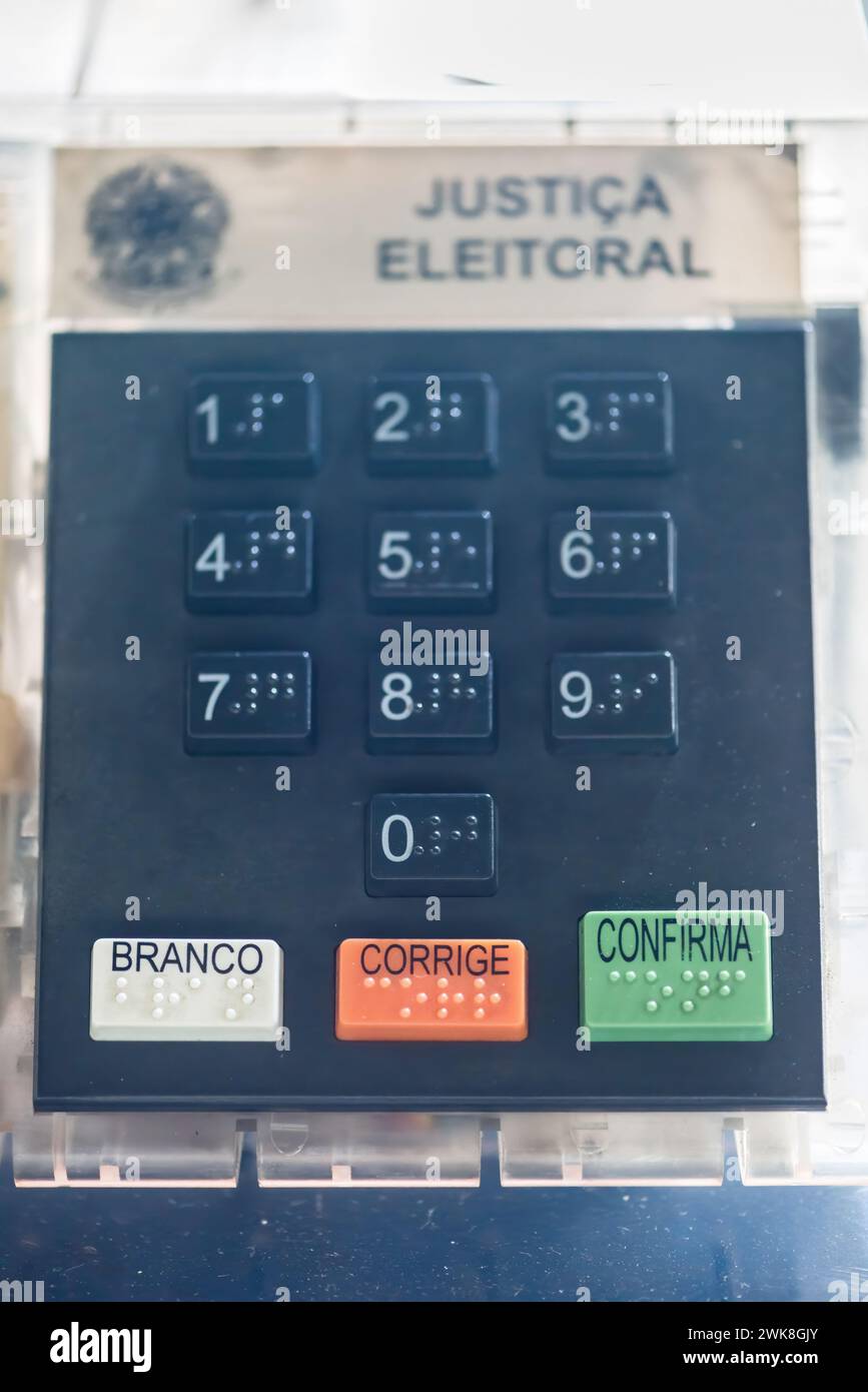 Justica Eleitoral, macchina per il voto elettronico in Brasile. L'ex presidente Bolsonaro dice che le macchine di voto utilizzate in Brasile sono soggette a frode Foto Stock