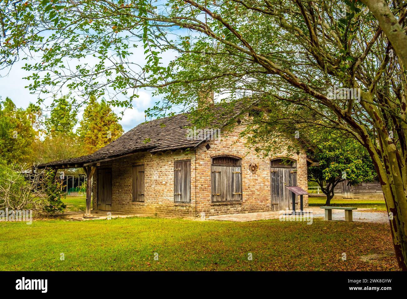 Vacherie, USA - 27 ottobre 2023: Edifici in mattoni come capanne degli schiavi e luoghi di lavoro nella piantagione Whitney in Louisiana. Foto Stock