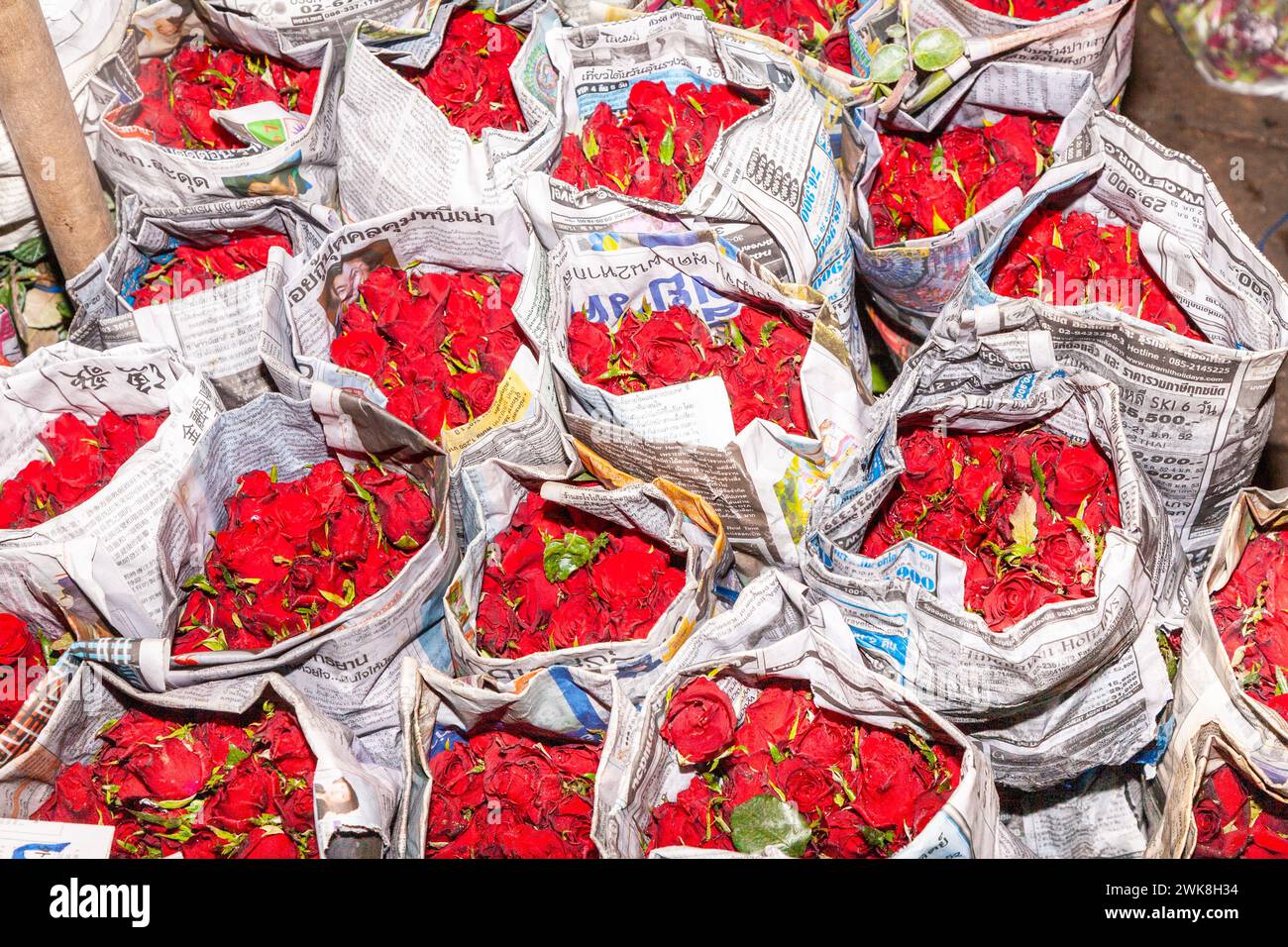 Bangkok, Thailandia - 22 dicembre 2009: Rose rosse fresche vengono offerte frutta al mercato dei fiori e della notte Paklong Talad a Chinatown, Bangkok Foto Stock