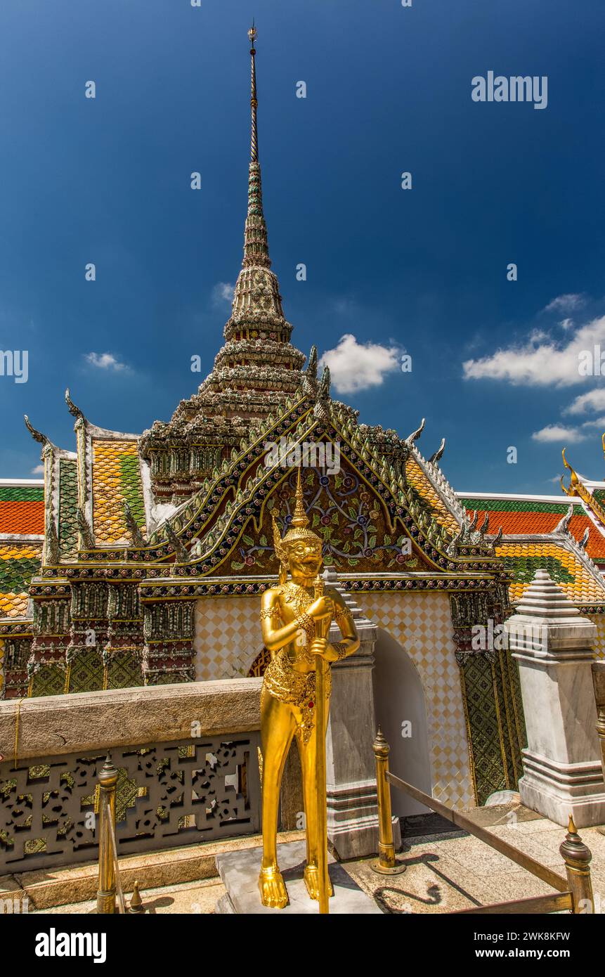 La statua dorata di una creatura mitica Singhaphanon custodisce il Phra Wiharn Yod nel complesso del Grand Palace a Bangkok, Thailandia. Un Singhaphanon ha il Foto Stock